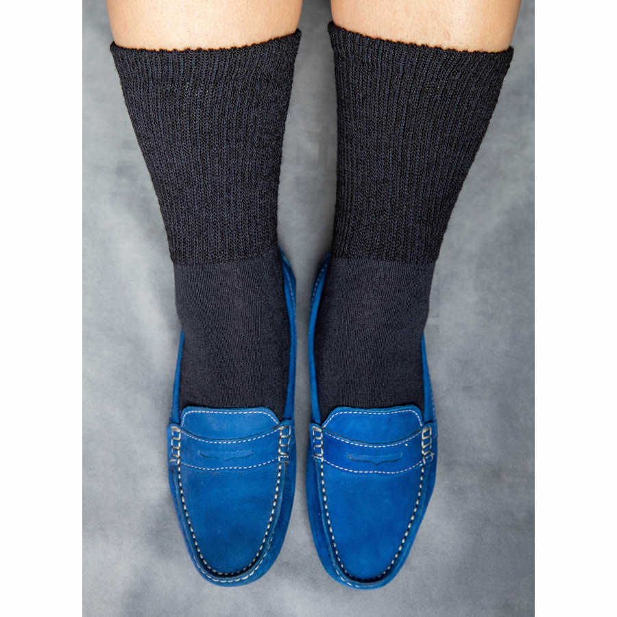 https://extrawidesockco.com/cdn/shop/products/loose-fit-stays-up-merino-wool-socks-black-flats_1024x1024@2x.jpg?v=1657572930